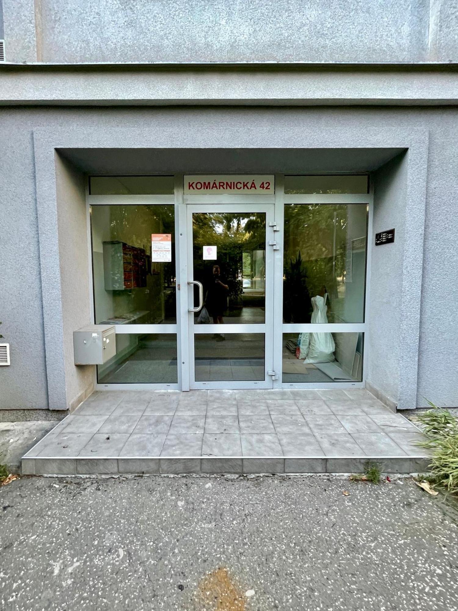 Cozy Self Check-In Apartment In Vibrant Ruzinov Area, Komarnicka 42, Bratislava Exterior foto